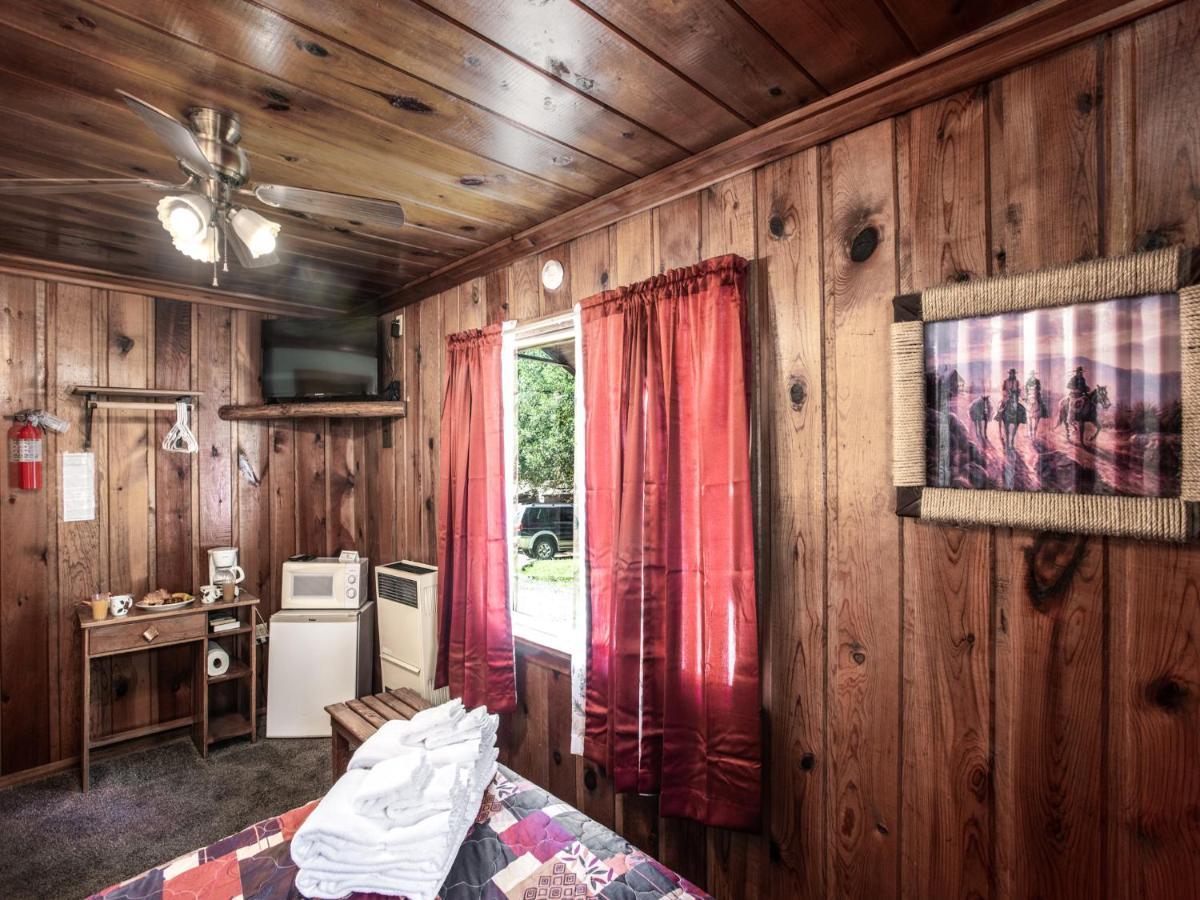 Apache Village Cabinette 11, Queen Bed, Midtown, Sleeps 2 Рюидозо Екстериор снимка